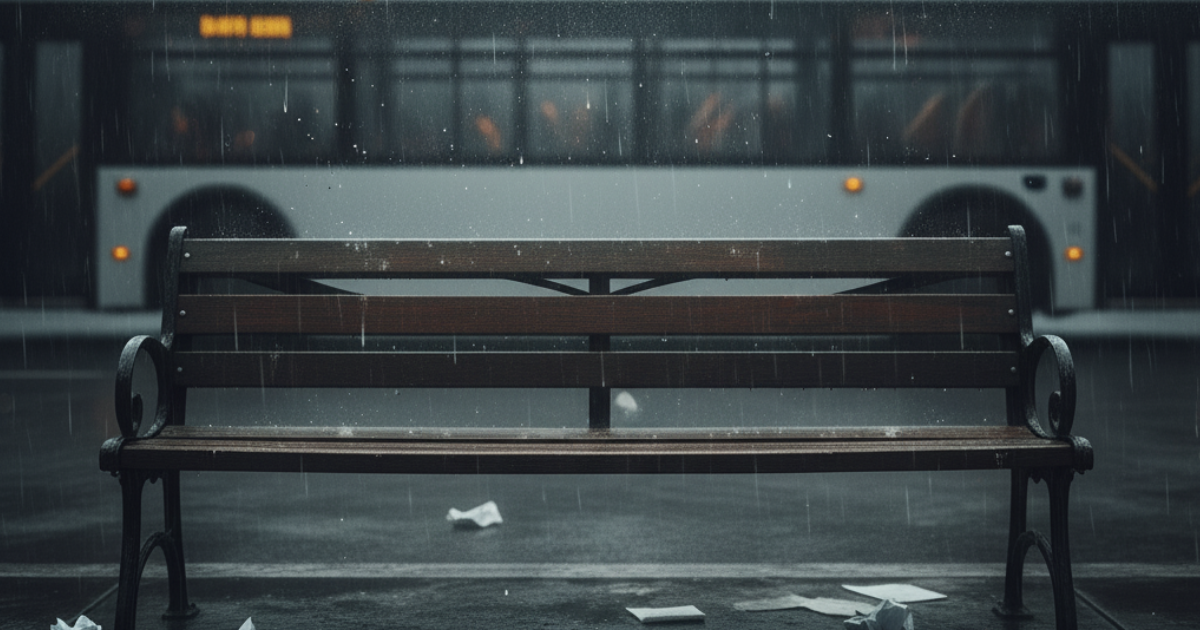 雨の中のベンチ